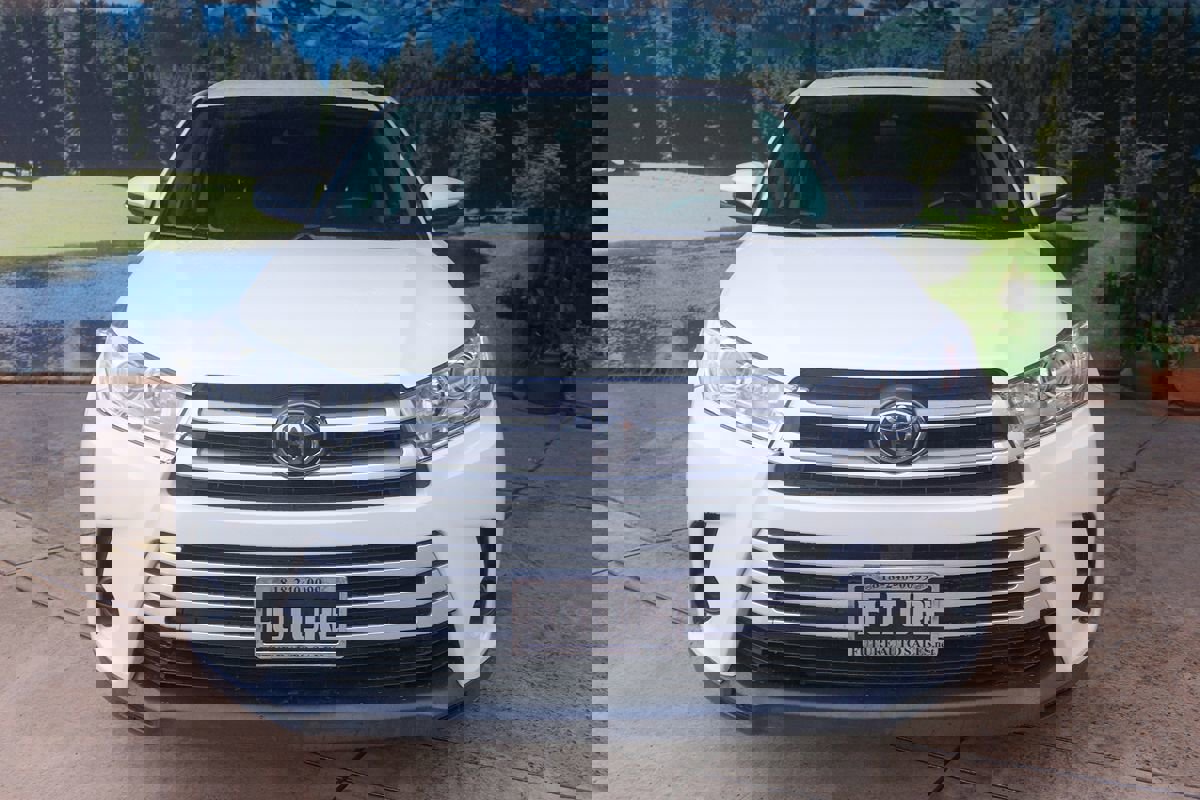 Used 2017 Toyota Highlander LE image 2