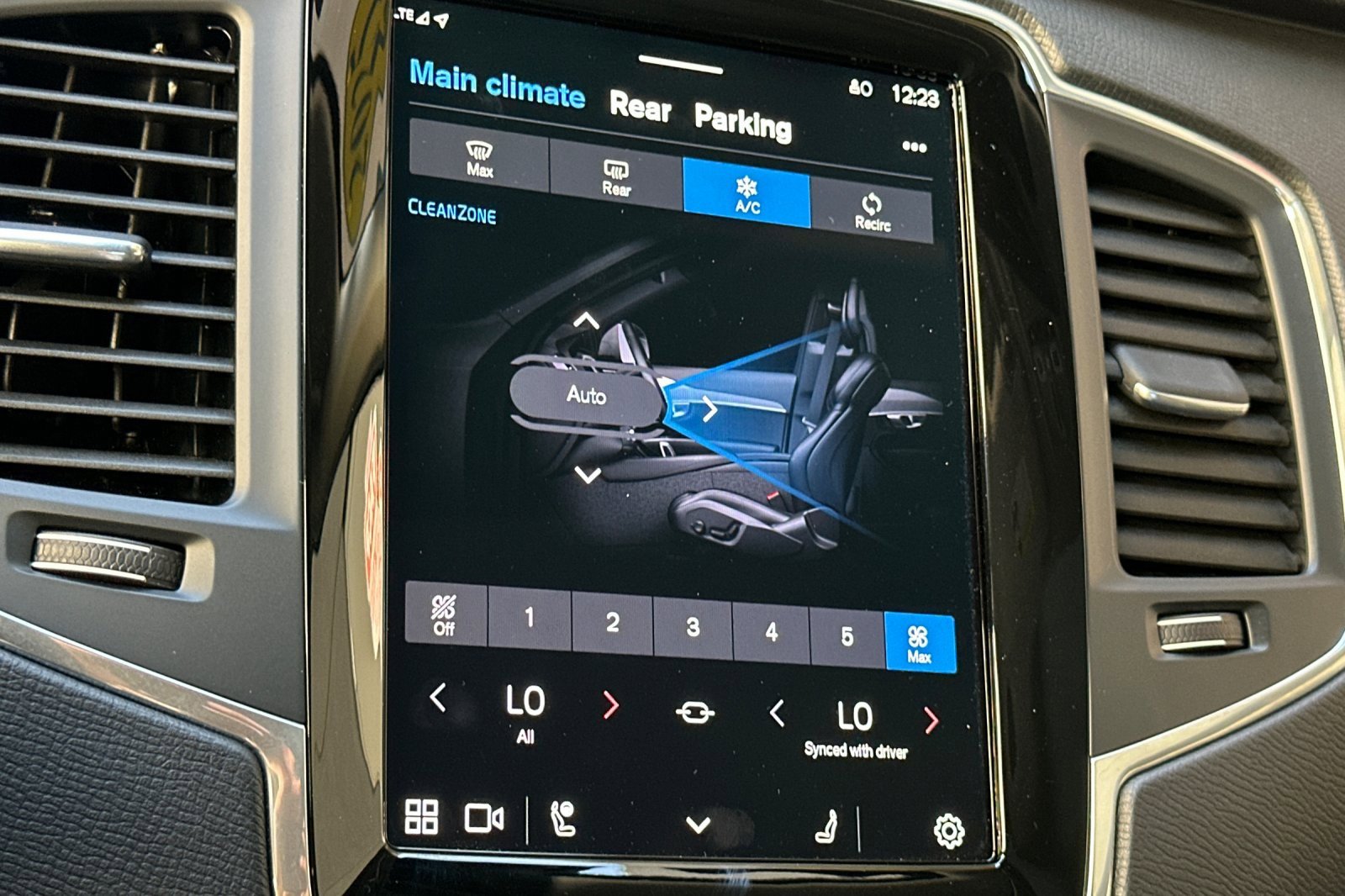 Certified 2025 Volvo XC90 B5 Core w/ Protection Package Premier image 24