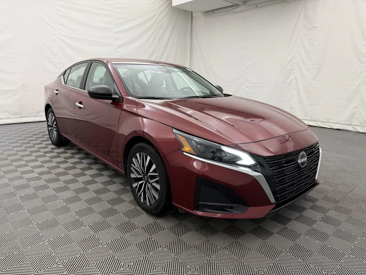 Used 2025 Nissan Altima 2.5 SV FWD image 2