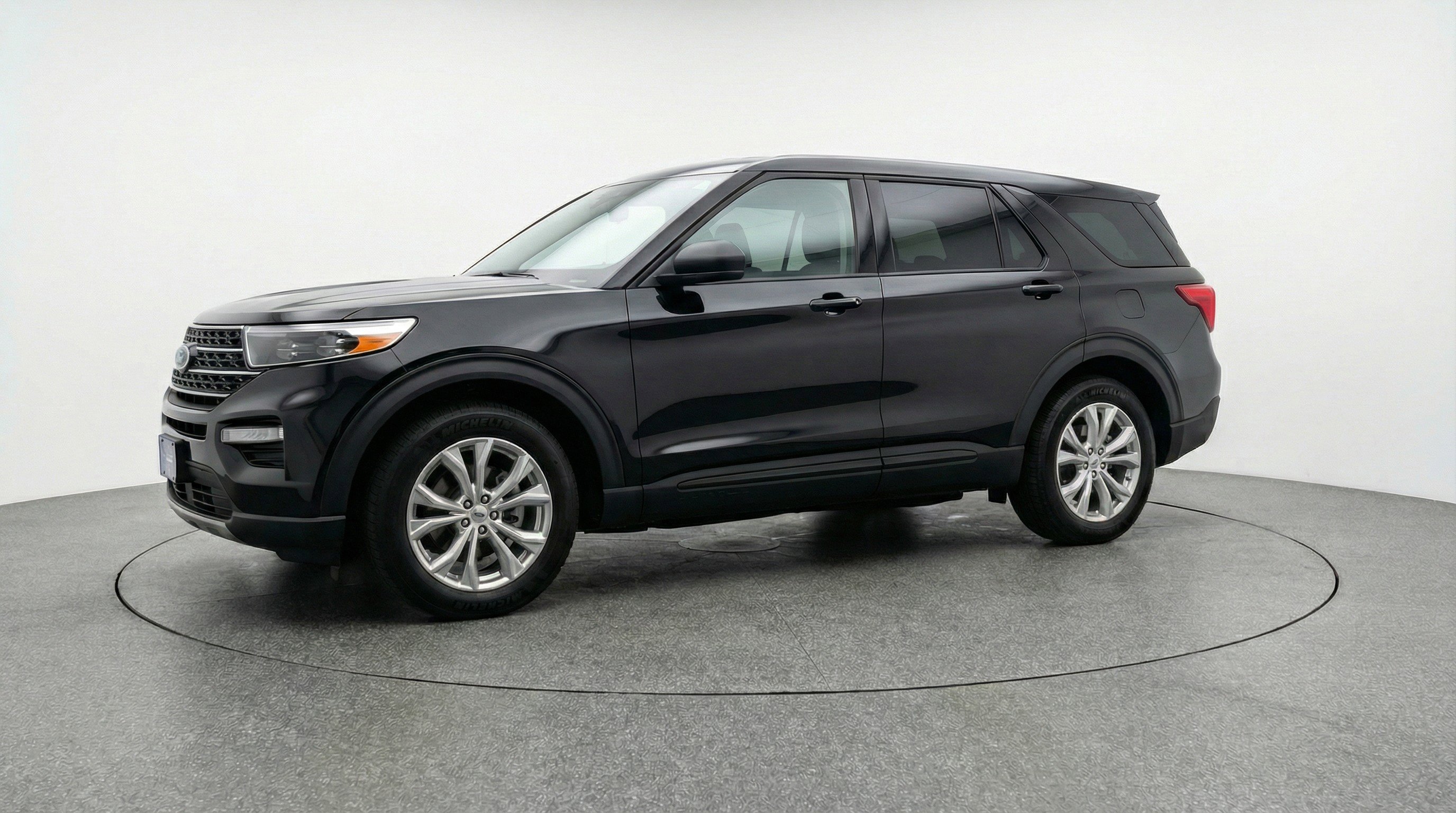 Used 2024 Ford Explorer Limited image 3