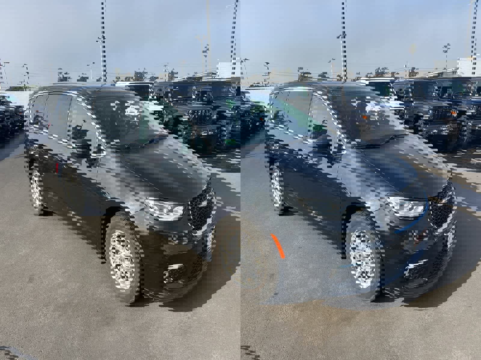 Used 2023 Chrysler Pacifica Touring-L image 6