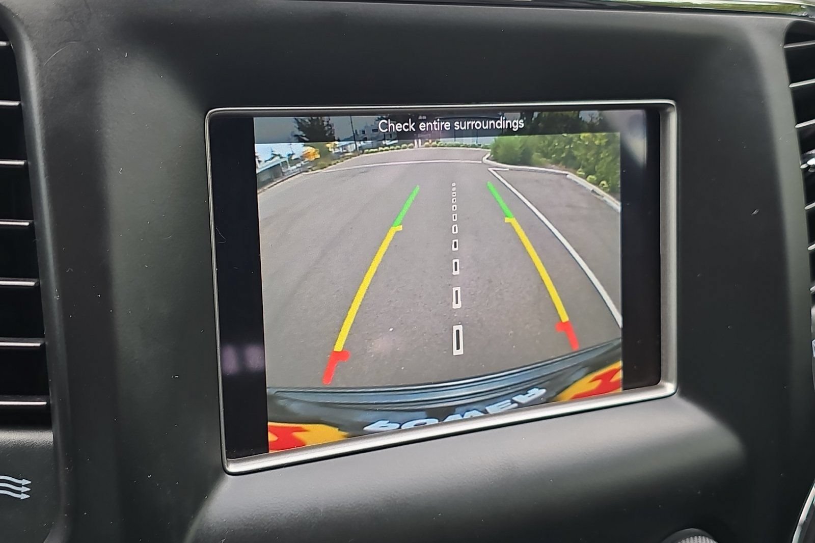 Used 2018 Jeep Grand Cherokee Laredo AWD/4WD image 19