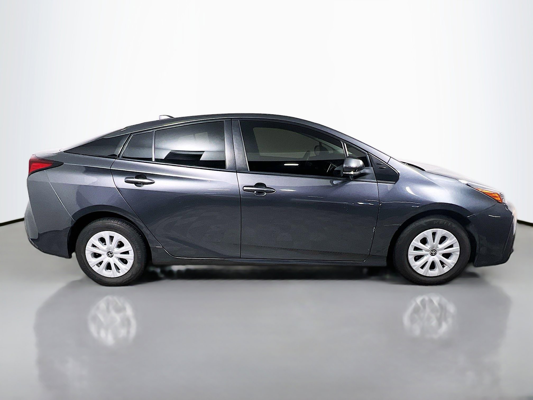 Used 2022 Toyota Prius L Eco image 3