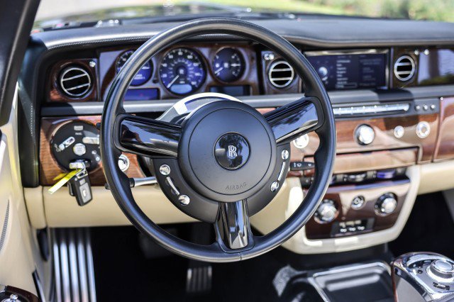 Used 2015 Rolls-Royce Phantom Drophead Coupe image 19