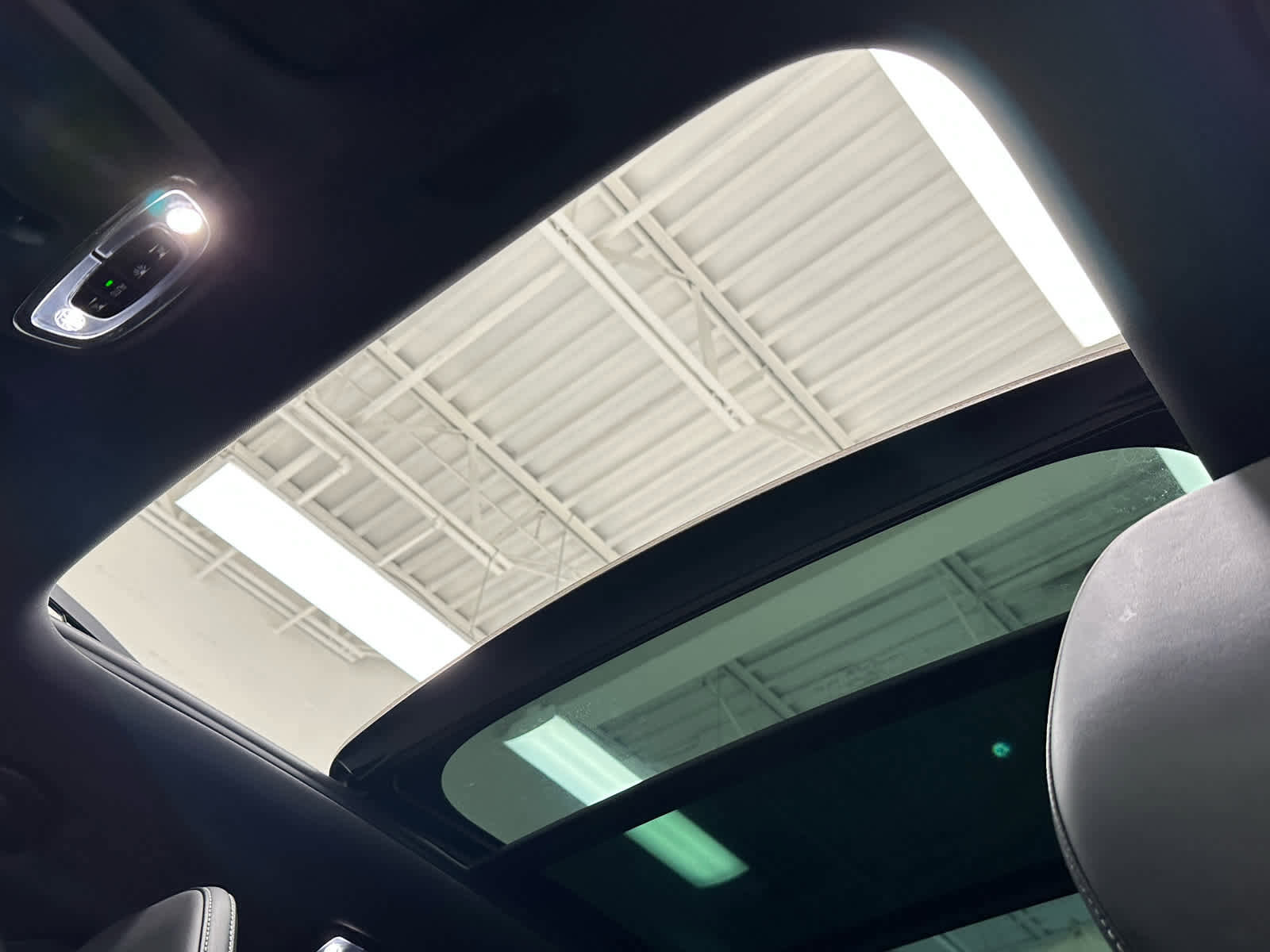 Used 2018 Volvo XC60 T8 R-Design w/ Convenience Package image 41