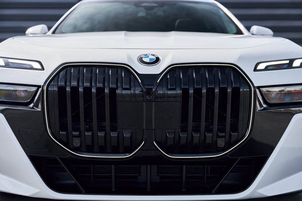 Used 2025 BMW 760i xDrive w/ Premium Package image 16