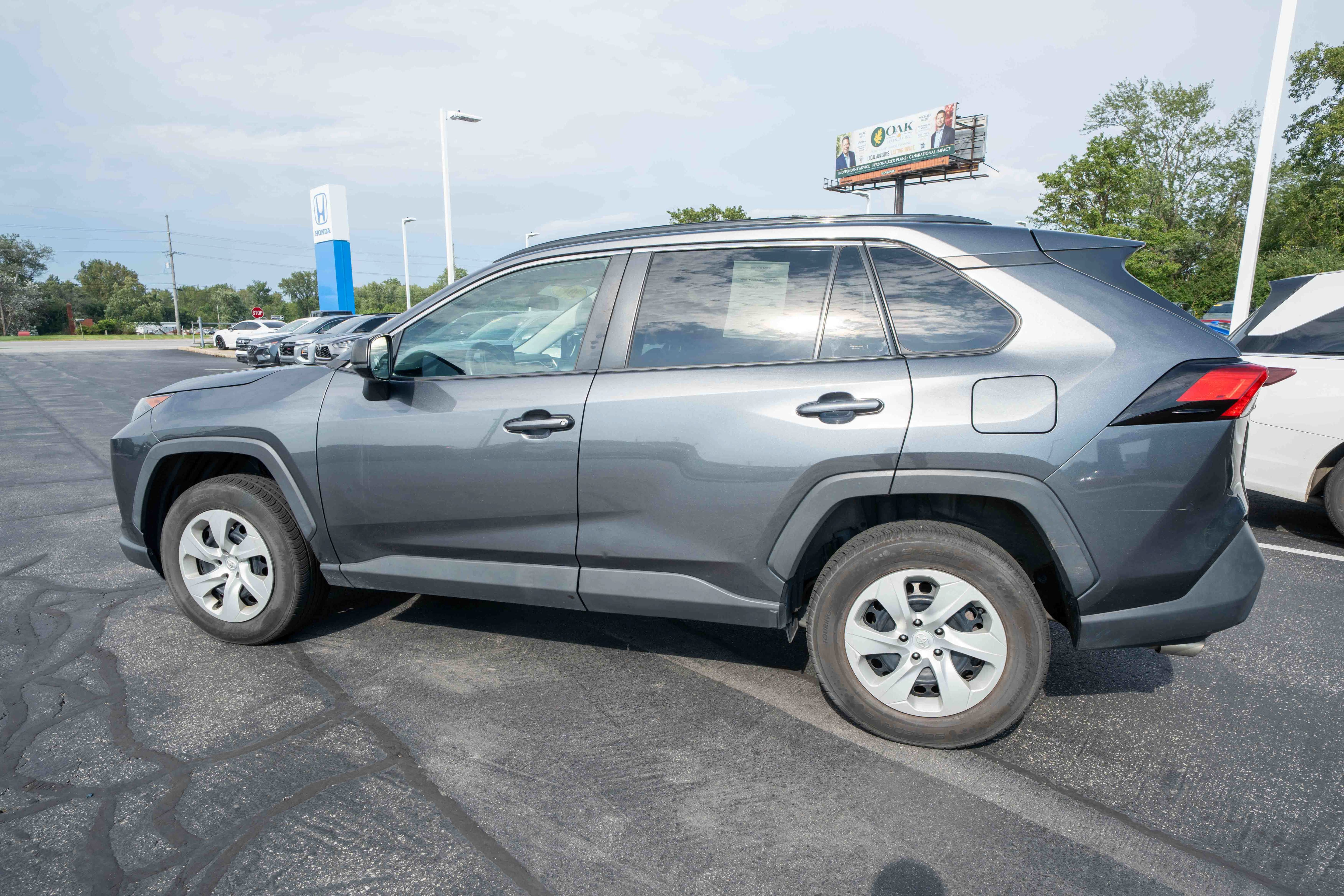 Used 2019 Toyota RAV4 LE AWD/4WD image 4