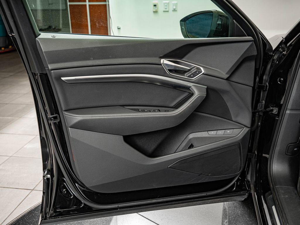 Used 2022 Audi e-tron Premium w/ Convenience Plus Package image 18