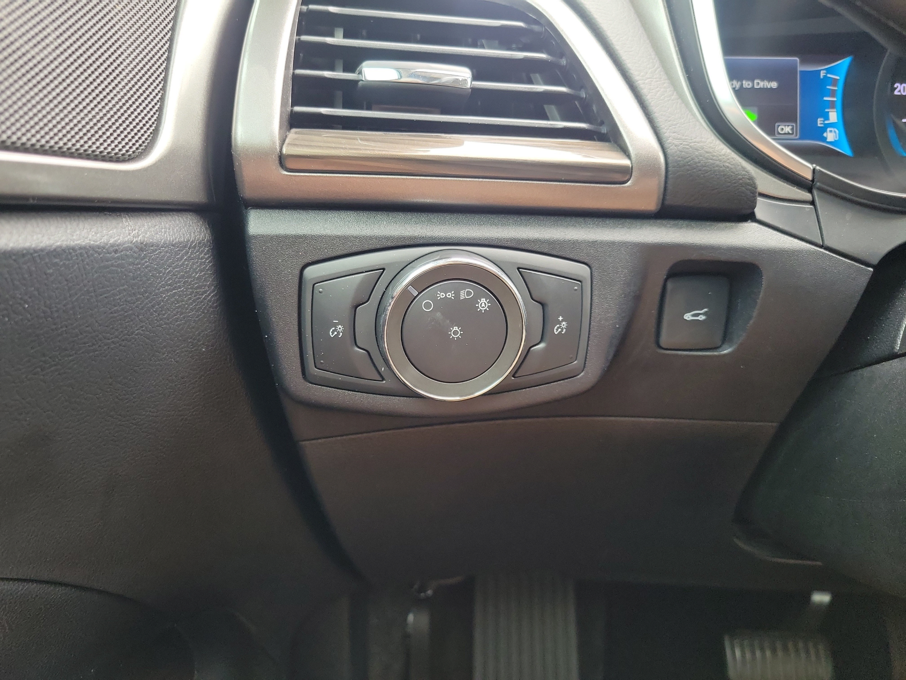 Used 2020 Ford Fusion SEL FWD image 19