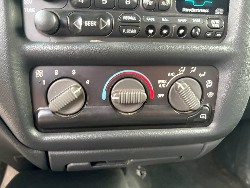 Used 2000 Chevrolet S10 Pickup 4x4 Extended Cab w/ Preferred Equipment Group image 22