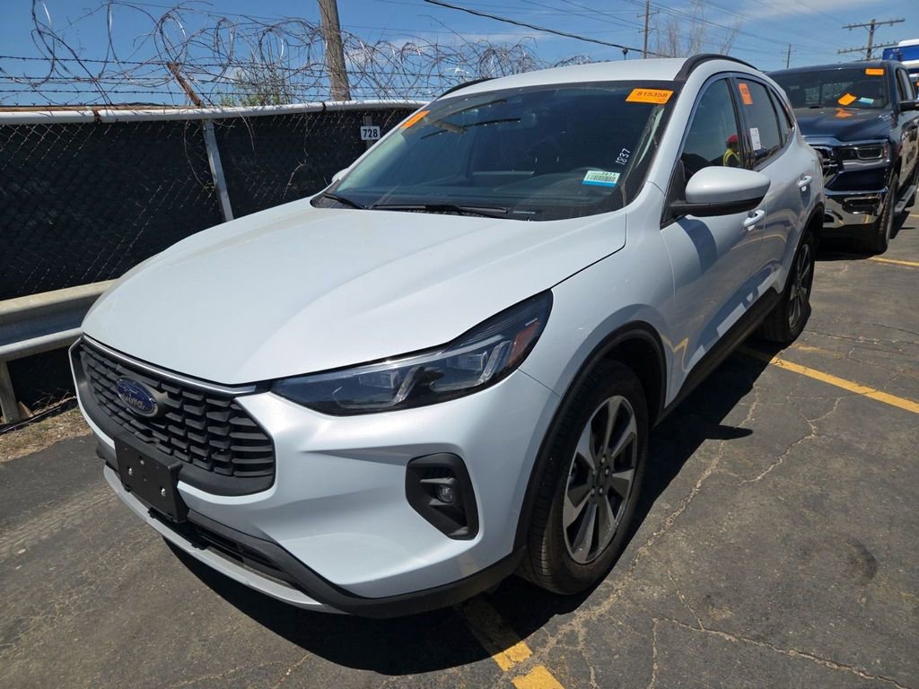 Used 2025 Ford Escape Platinum AWD/4WD image 2