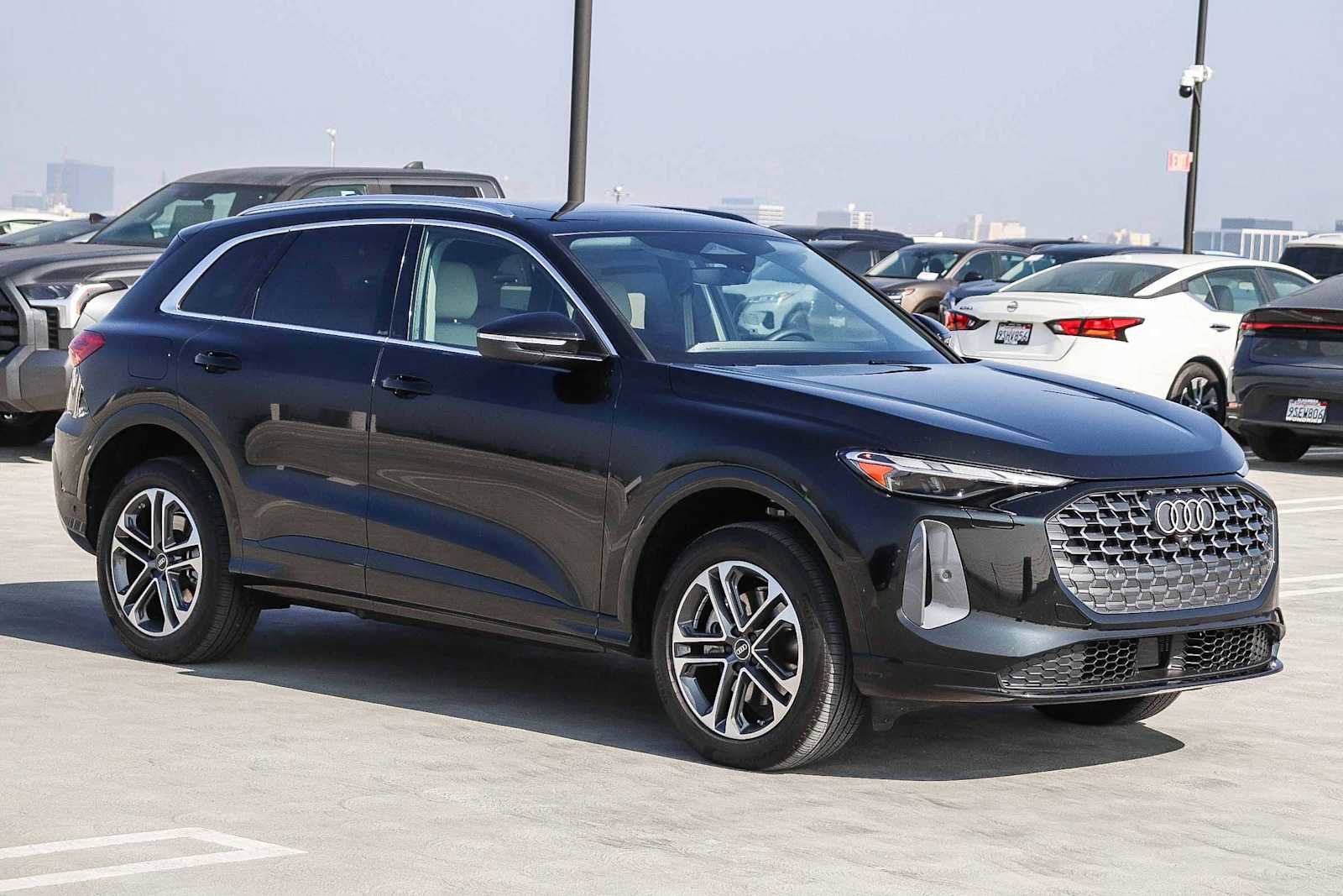 Used 2025 Audi Q5 Premium w/ Convenience Package image 3