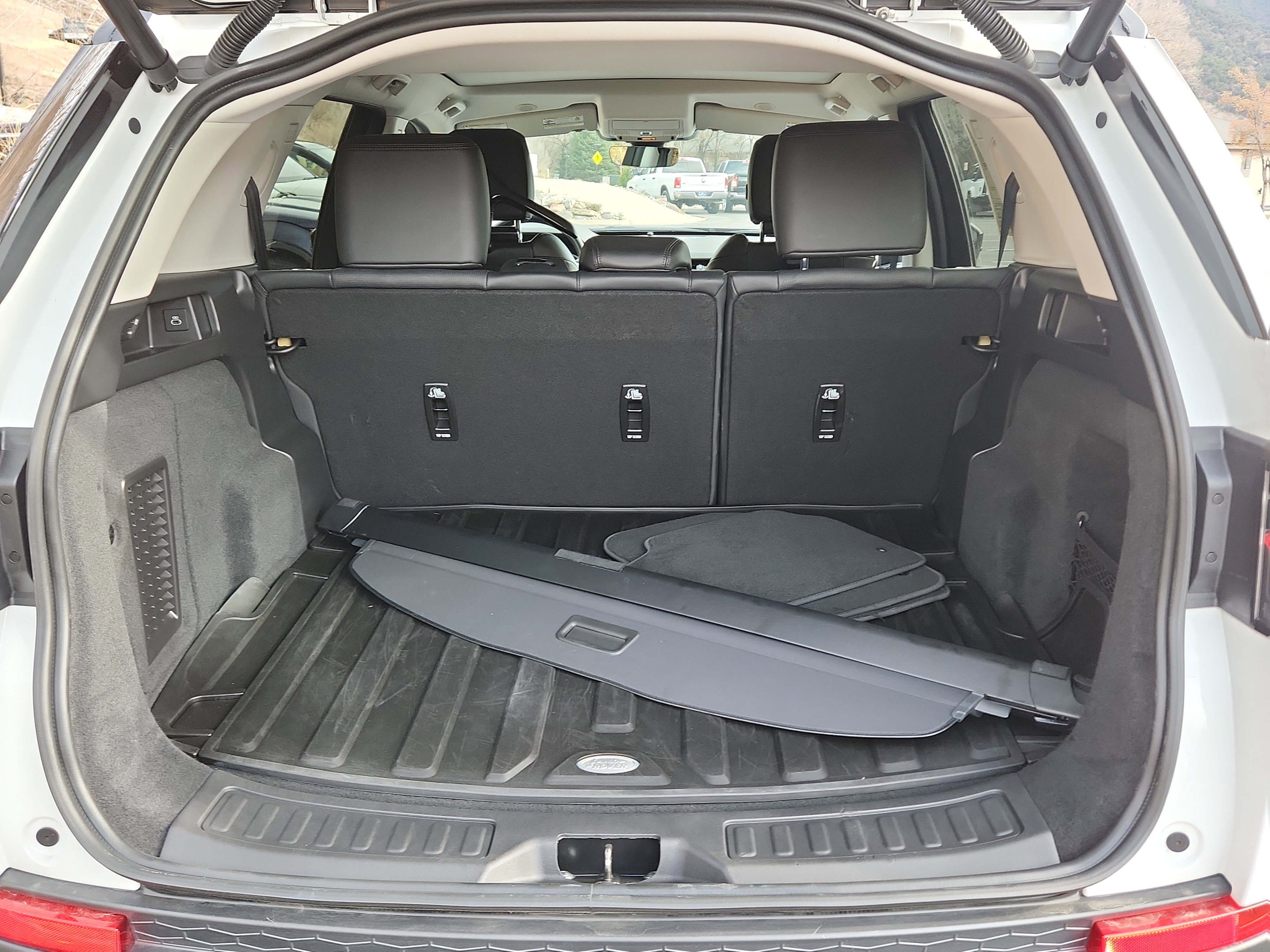 Used 2023 Land Rover Discovery Sport SE image 16