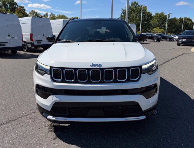 Used 2023 Jeep Compass Limited AWD/4WD image 2