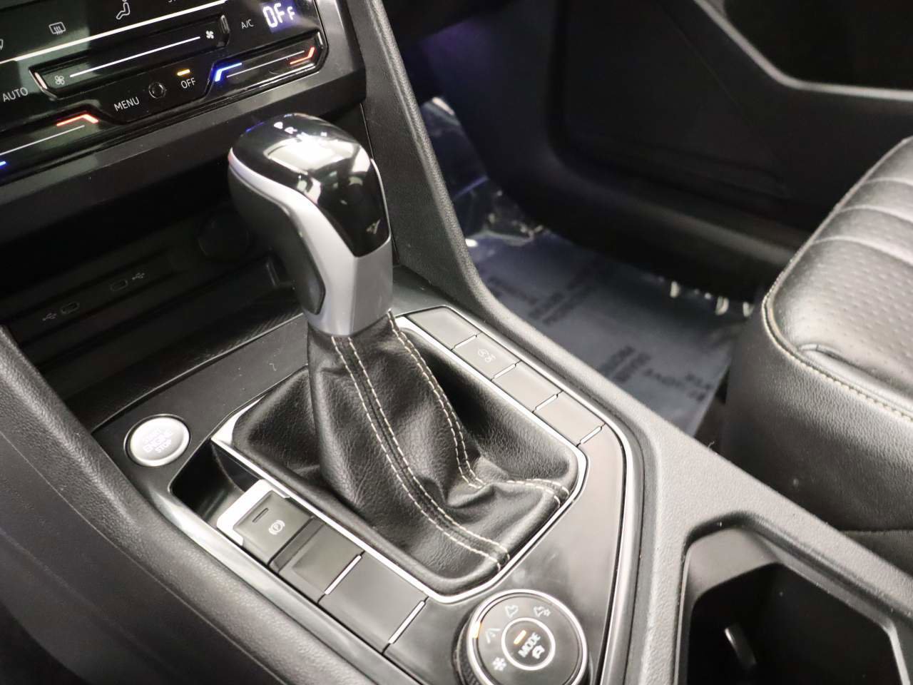 Used 2022 Volkswagen Tiguan SE w/ Panoramic Sunroof Package image 9