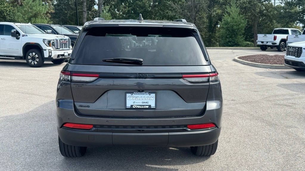Used 2023 Jeep Grand Cherokee Altitude AWD/4WD image 4