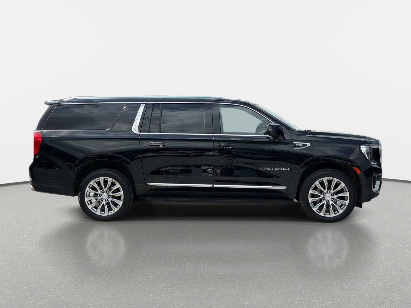 Used 2023 GMC Yukon XL Denali image 2