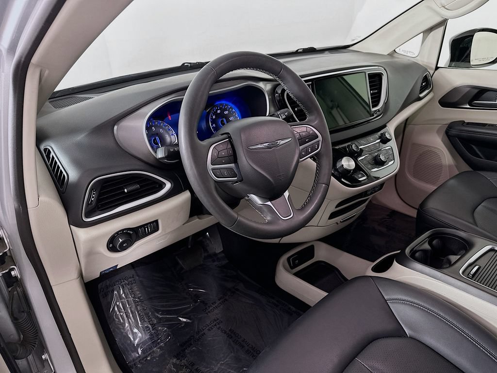 Certified 2024 Chrysler Pacifica Touring-L FWD image 16