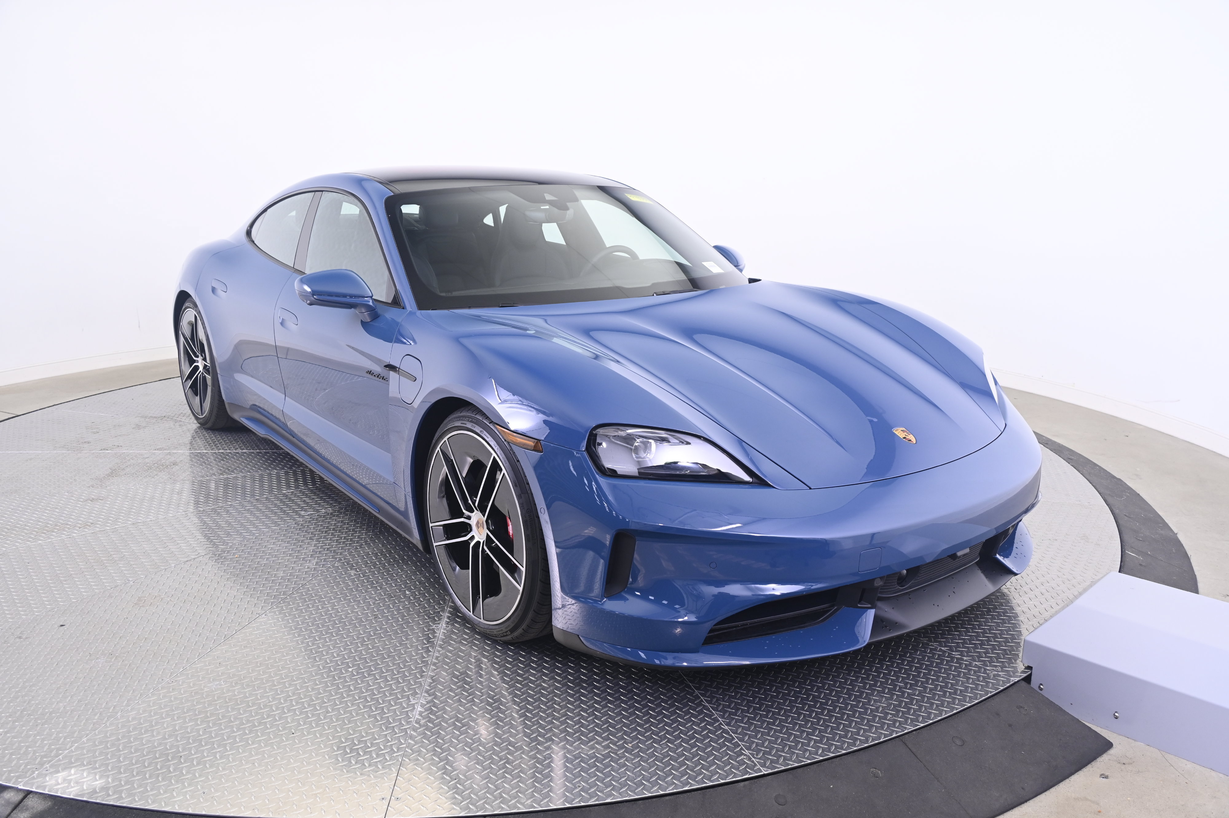 Certified 2025 Porsche Taycan 4S AWD/4WD image 9