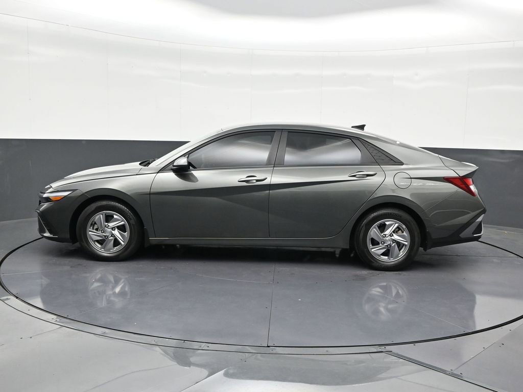 Used 2024 Hyundai Elantra SE image 3