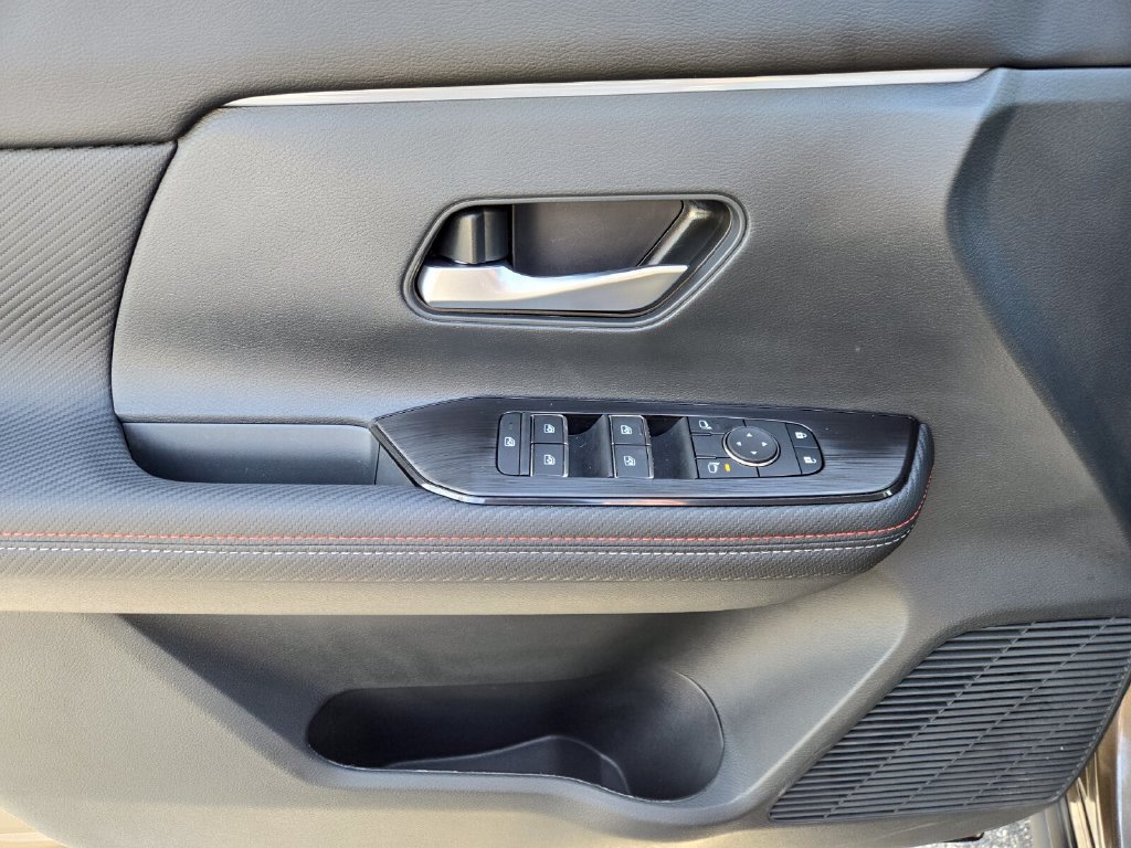 New 2026 Nissan Kicks SR w/ Cold Weather Package FWD image 9