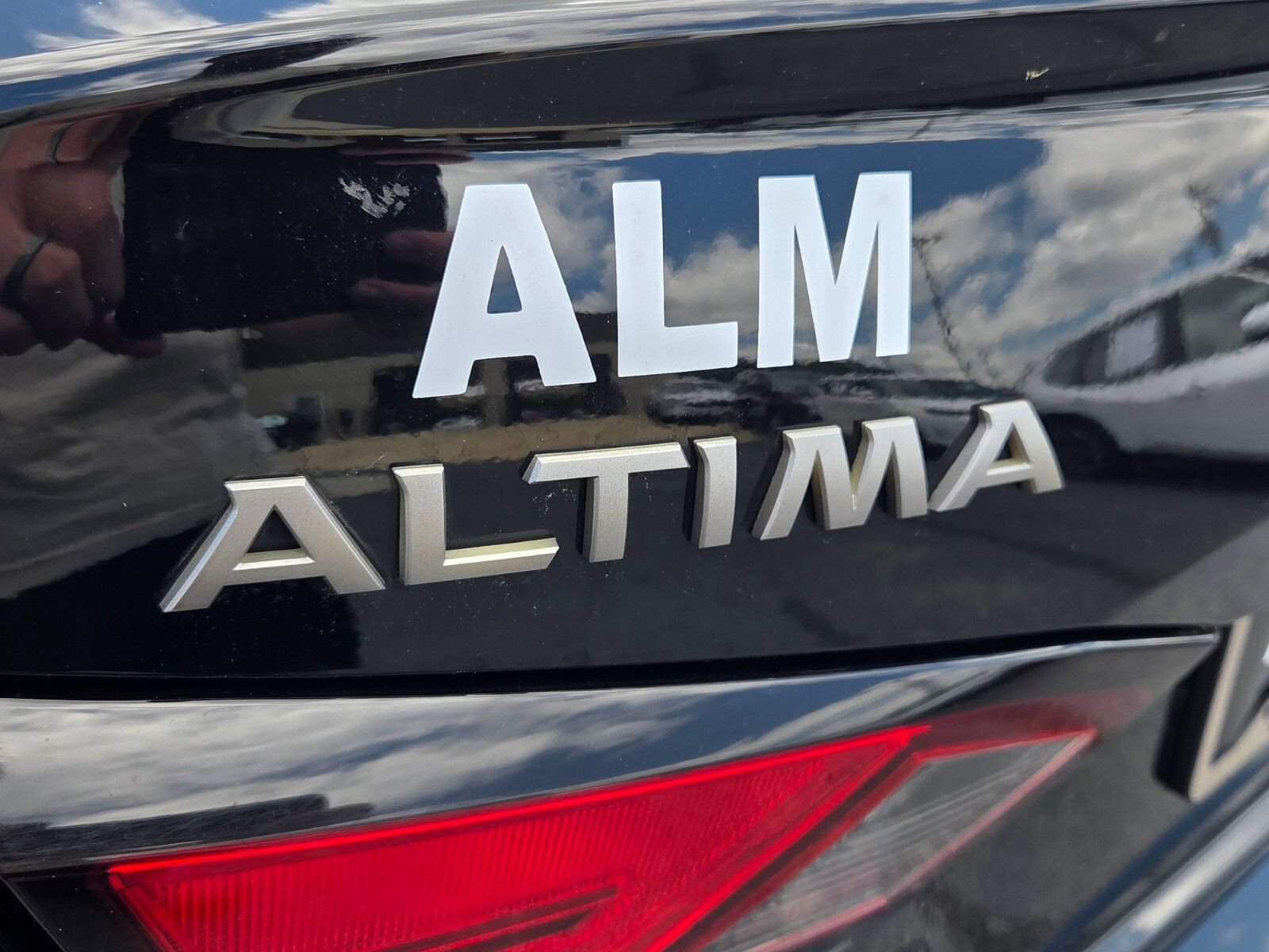 Used 2025 Nissan Altima 2.5 SV FWD image 11