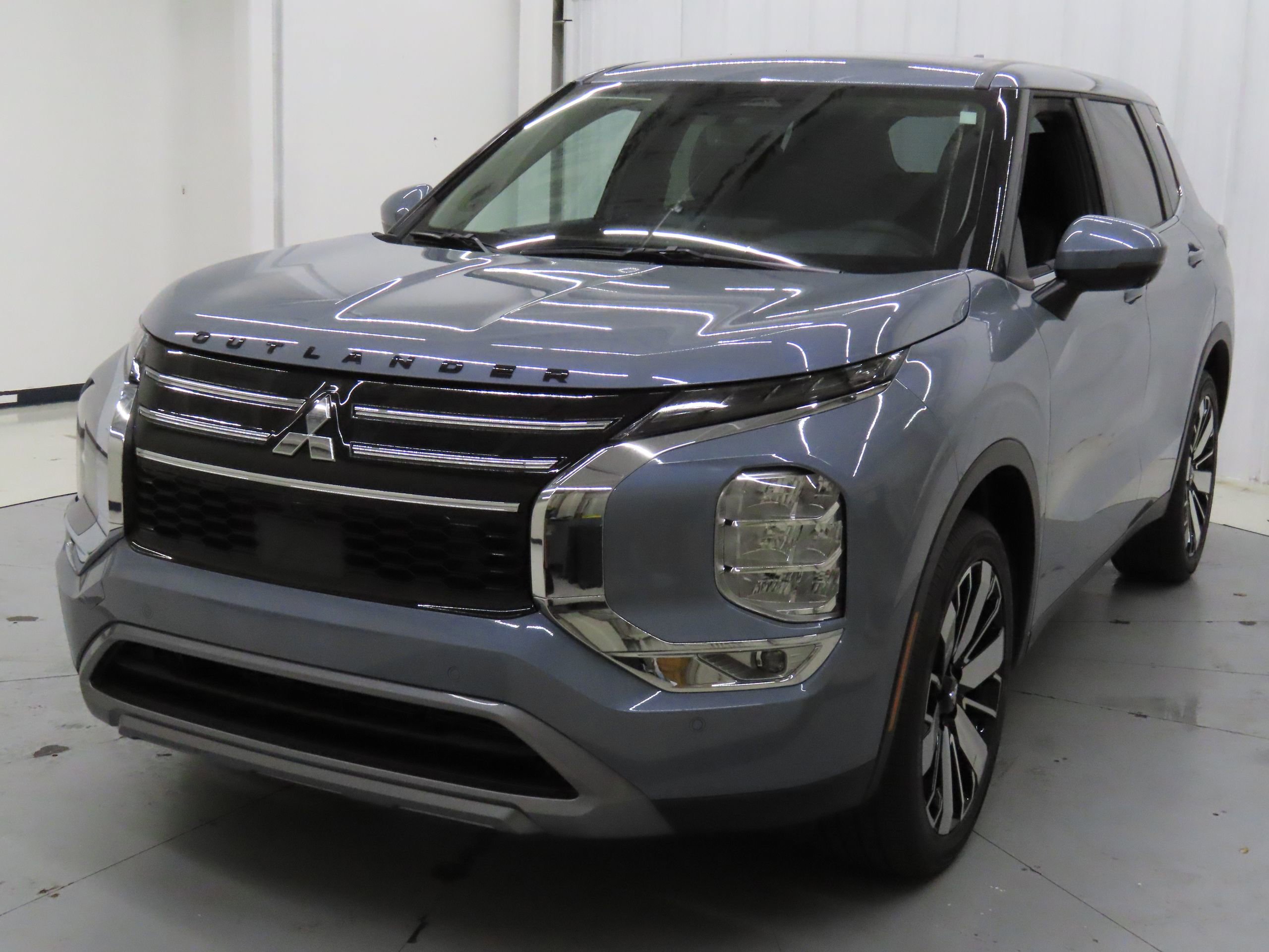 New 2025 Mitsubishi Outlander SE image 7