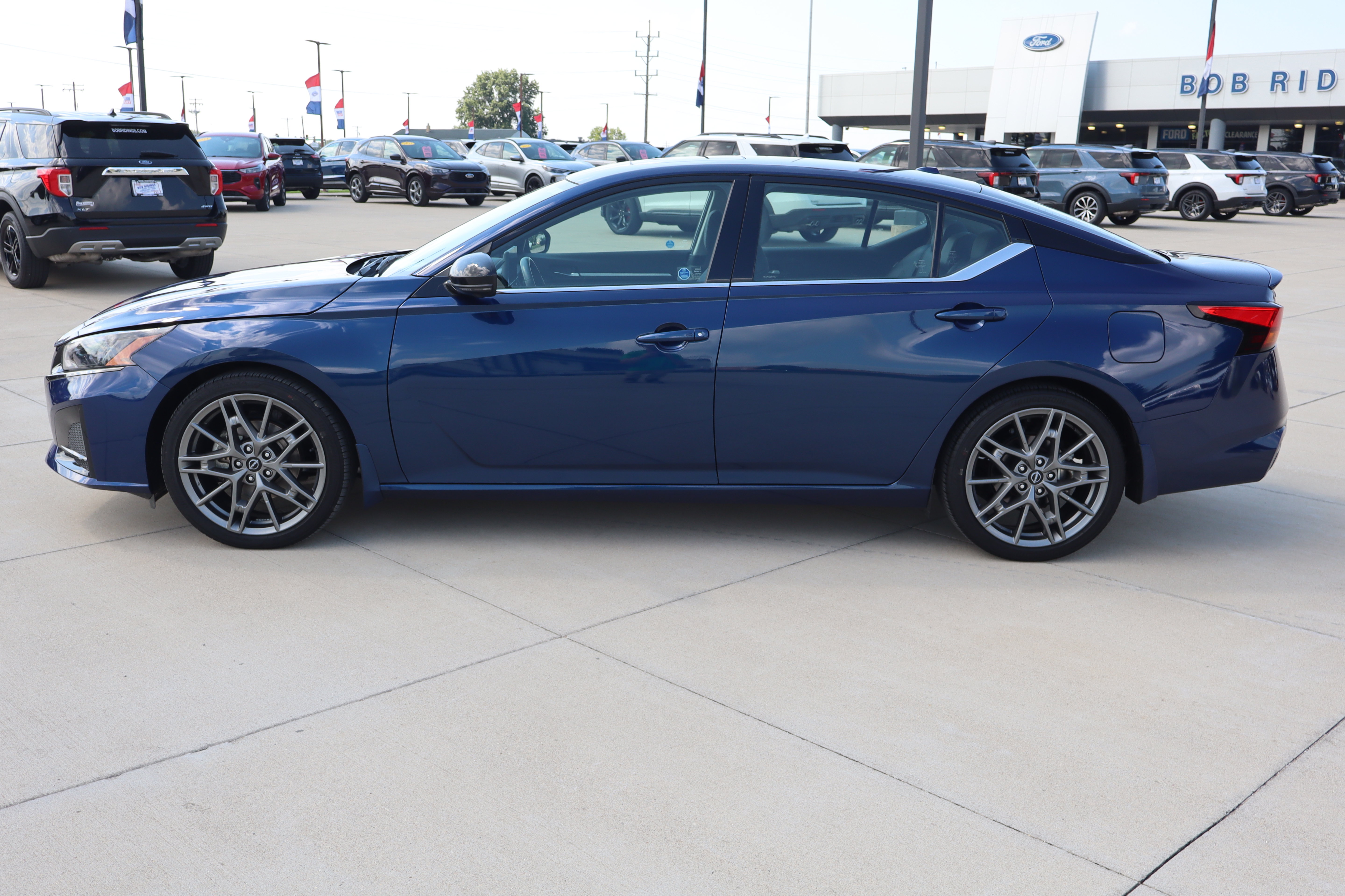 Used 2023 Nissan Altima 2.0 SR FWD image 9