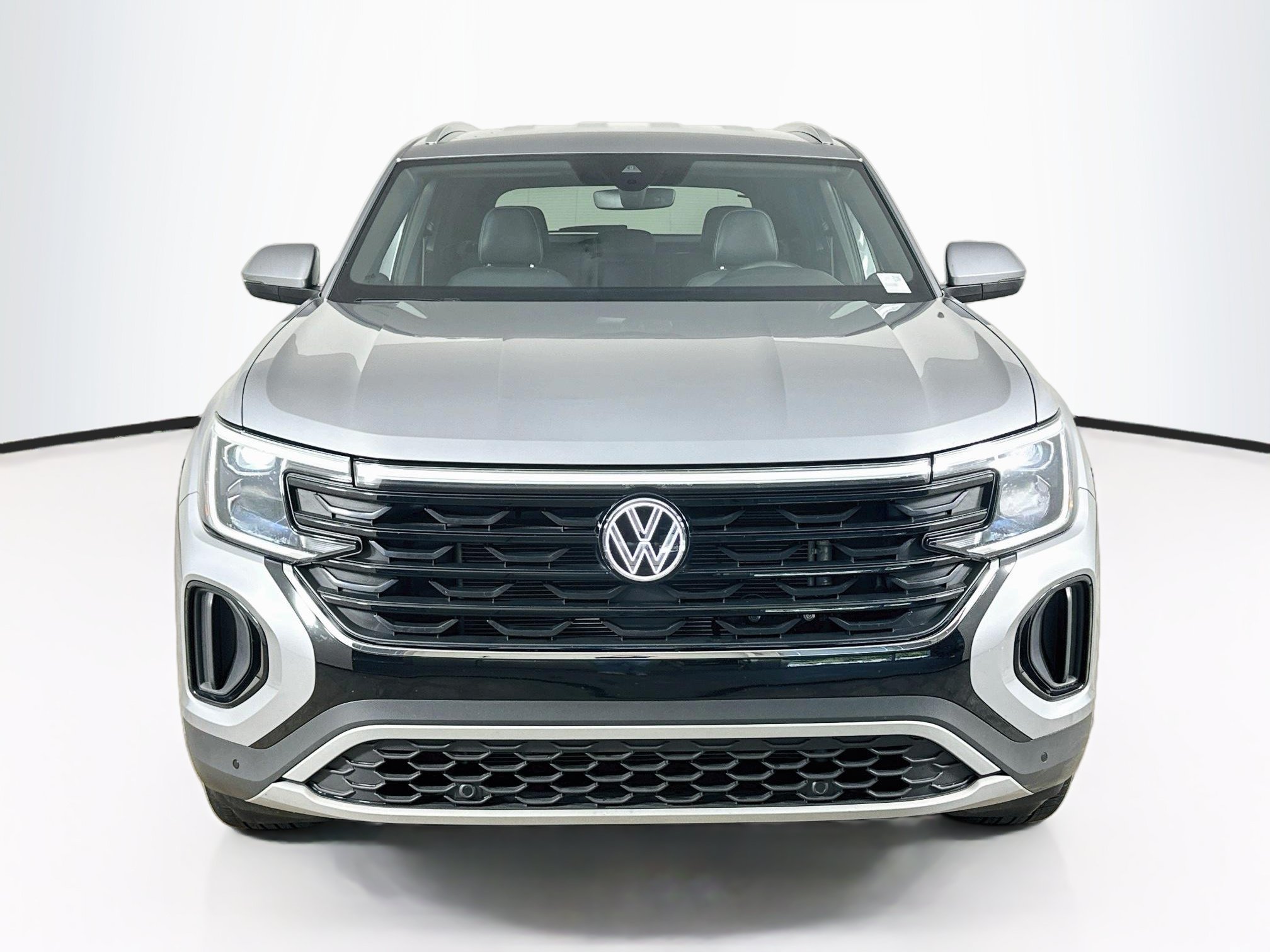 Used 2025 Volkswagen Atlas Cross Sport SE AWD/4WD image 2