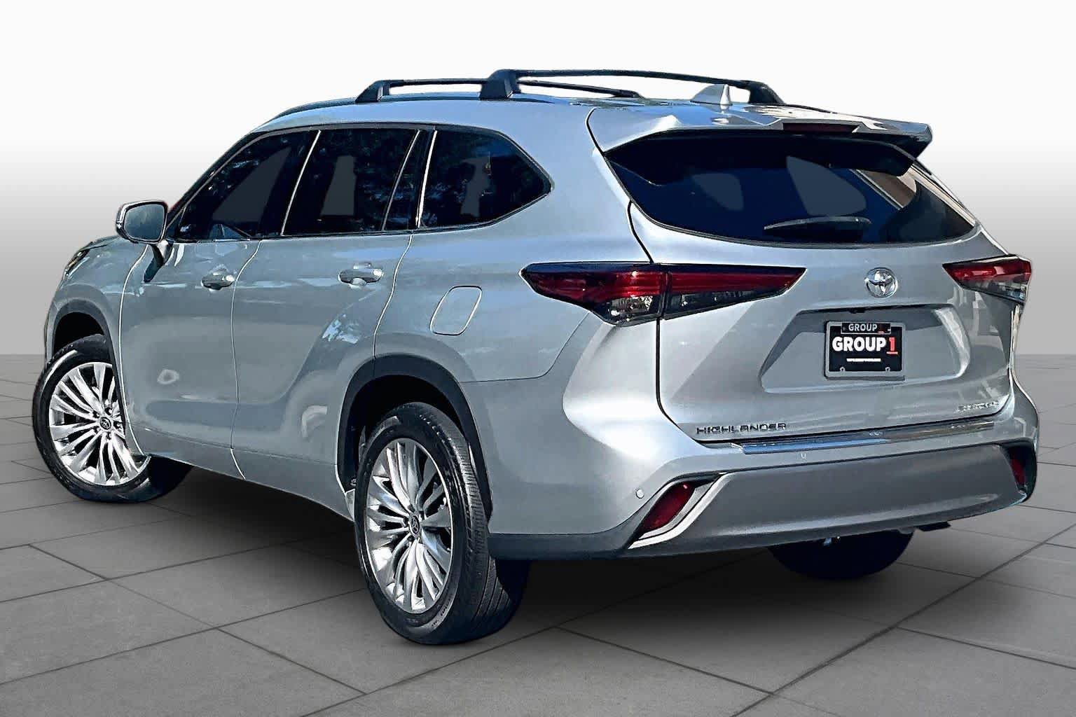 Used 2023 Toyota Highlander Platinum FWD image 12