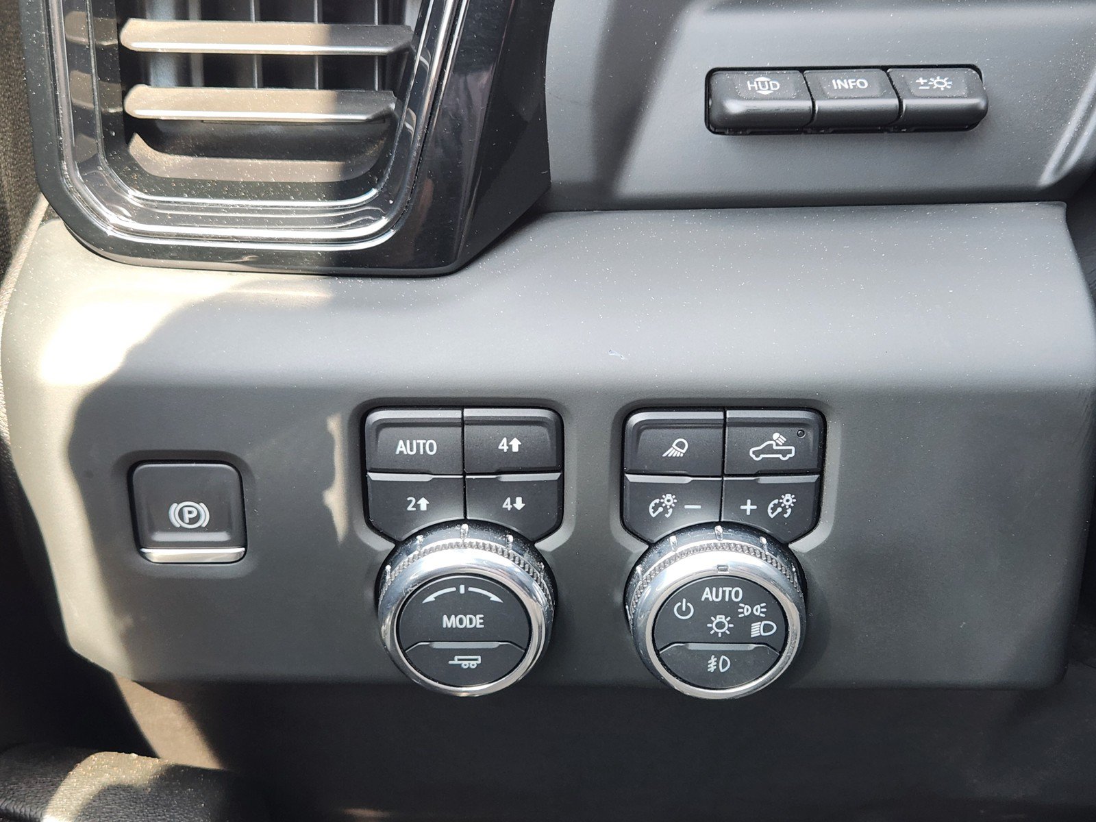 Used 2024 GMC Sierra 2500 AT4 w/ AT4 Premium Plus Package AWD/4WD image 19
