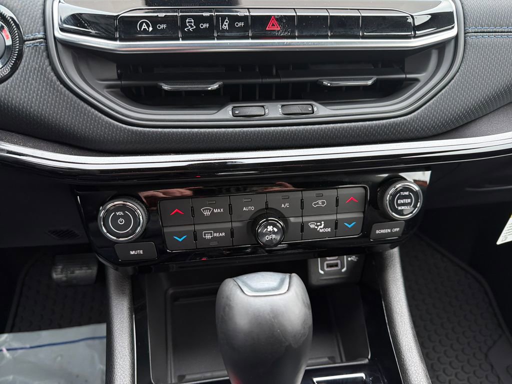 New 2026 Jeep Compass Latitude image 17