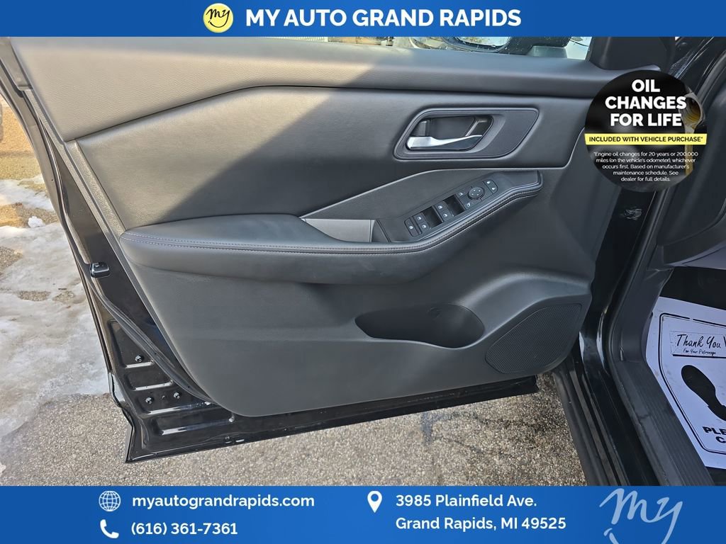 Used 2025 Nissan Rogue SV image 10