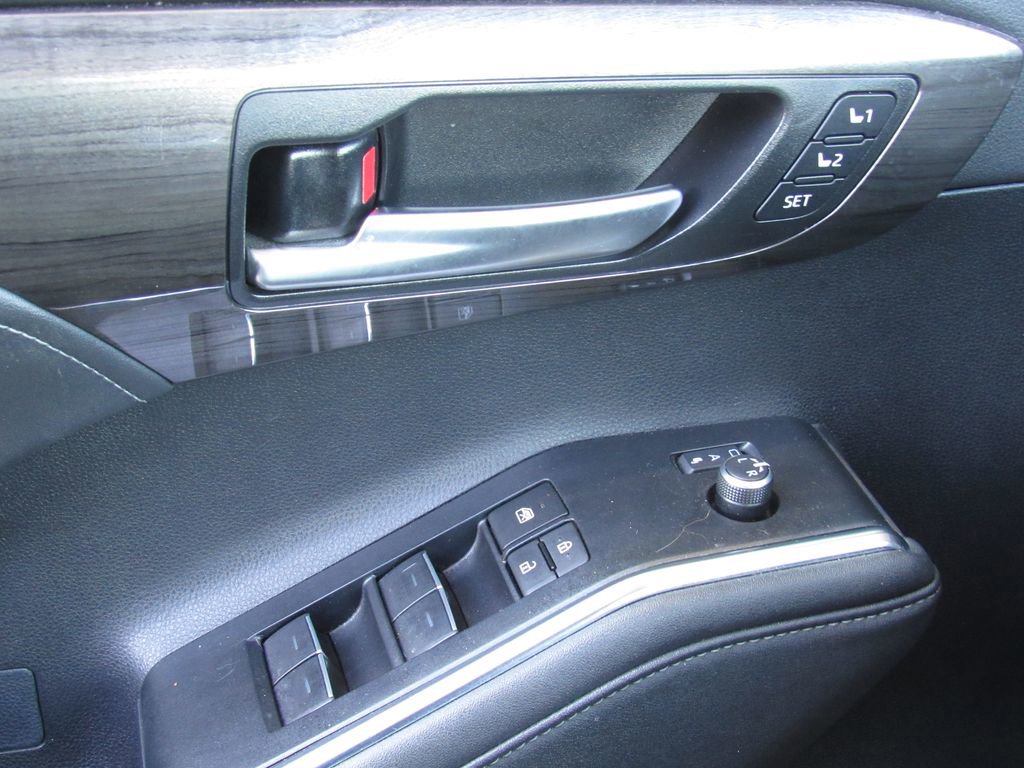 Used 2023 Toyota Highlander Limited image 40