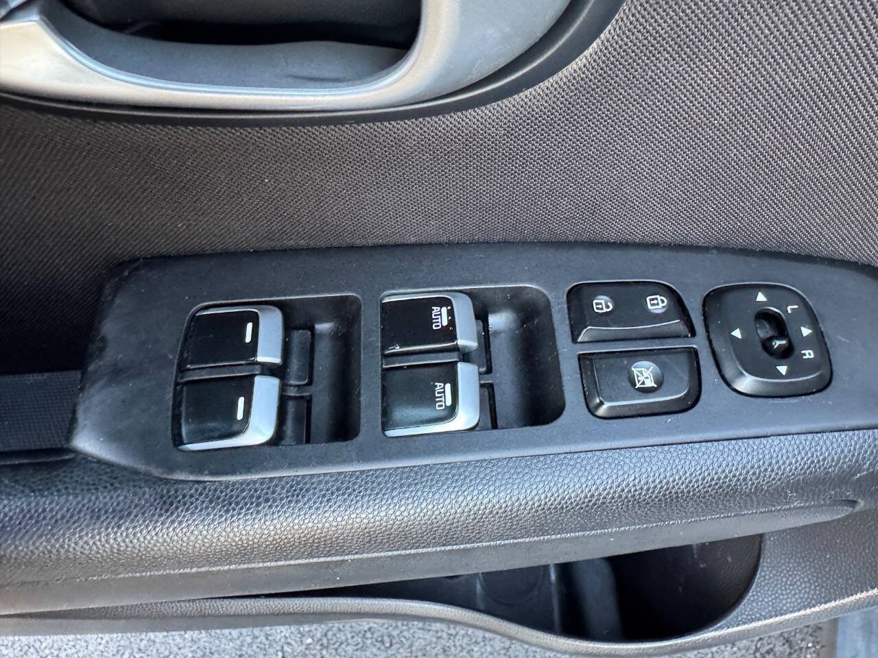 Used 2017 Kia Soul + FWD image 11