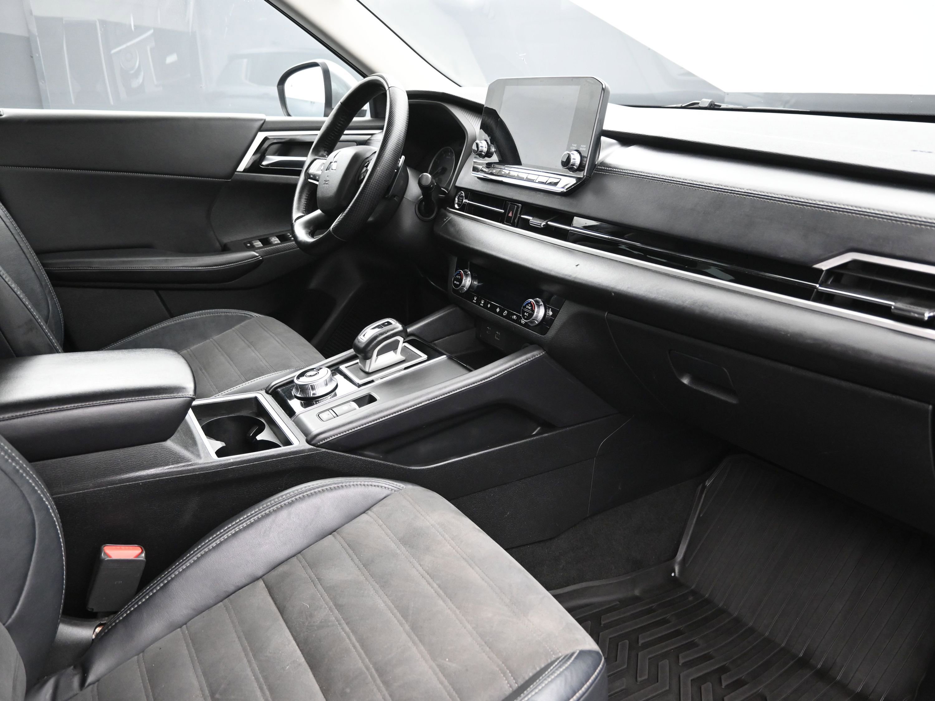 Used 2023 Mitsubishi Outlander SE image 28