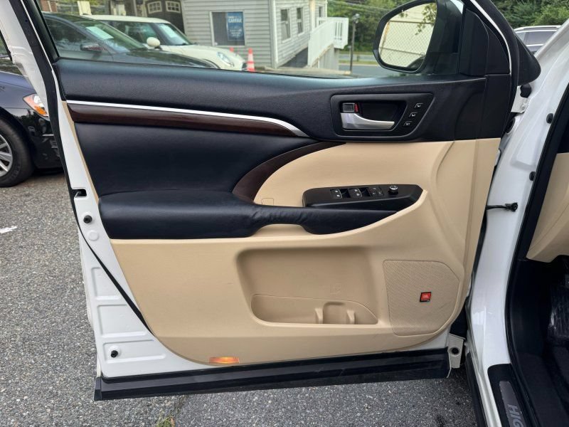 Used 2014 Toyota Highlander Limited AWD/4WD image 17