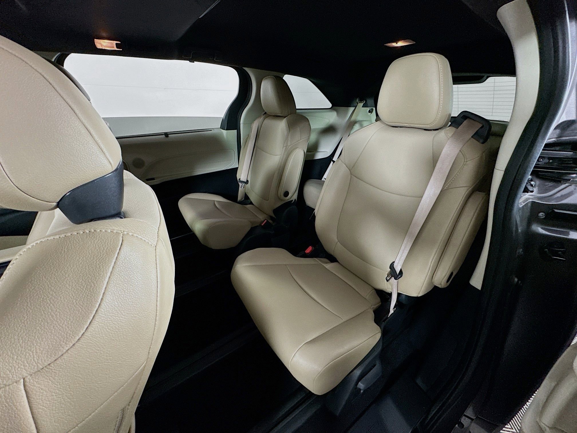 Certified 2024 Toyota Sienna XLE FWD image 18