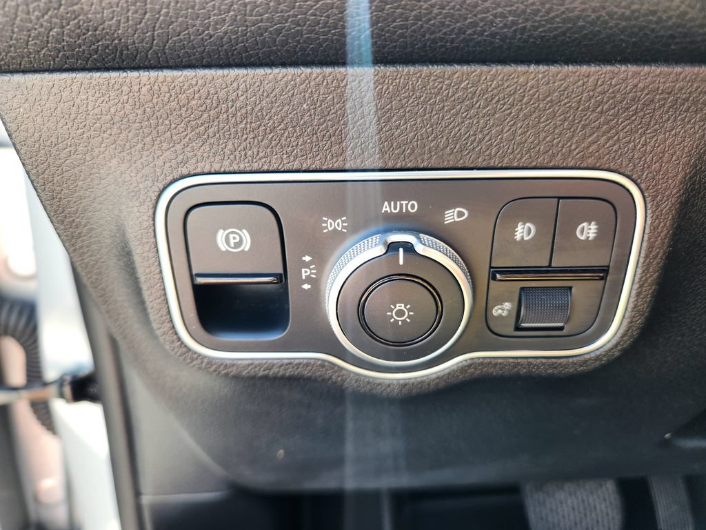 Used 2023 Mercedes-Benz GLB 250 4MATIC w/ Premium Package image 20