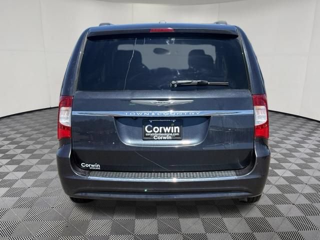 Used 2014 Chrysler Town & Country Touring FWD image 14