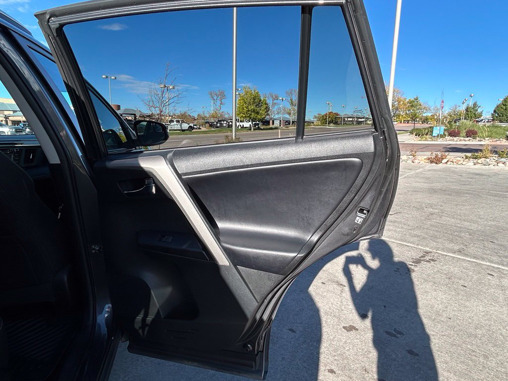 Used 2018 Toyota RAV4 XLE AWD/4WD image 39