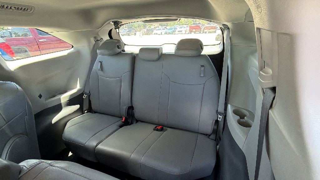 Used 2024 Toyota Sienna XLE FWD image 15