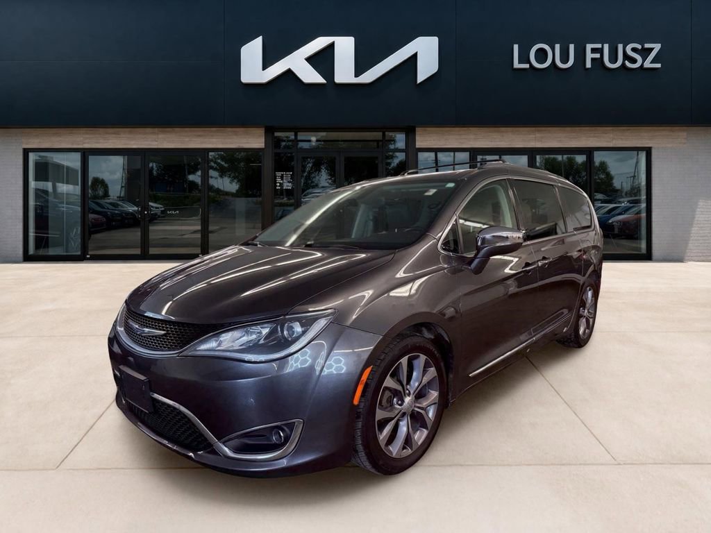Used 2018 Chrysler Pacifica Limited w/ Tire & Wheel Group