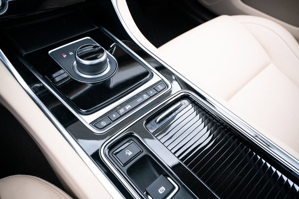 Used 2020 Jaguar XF Premium RWD image 39