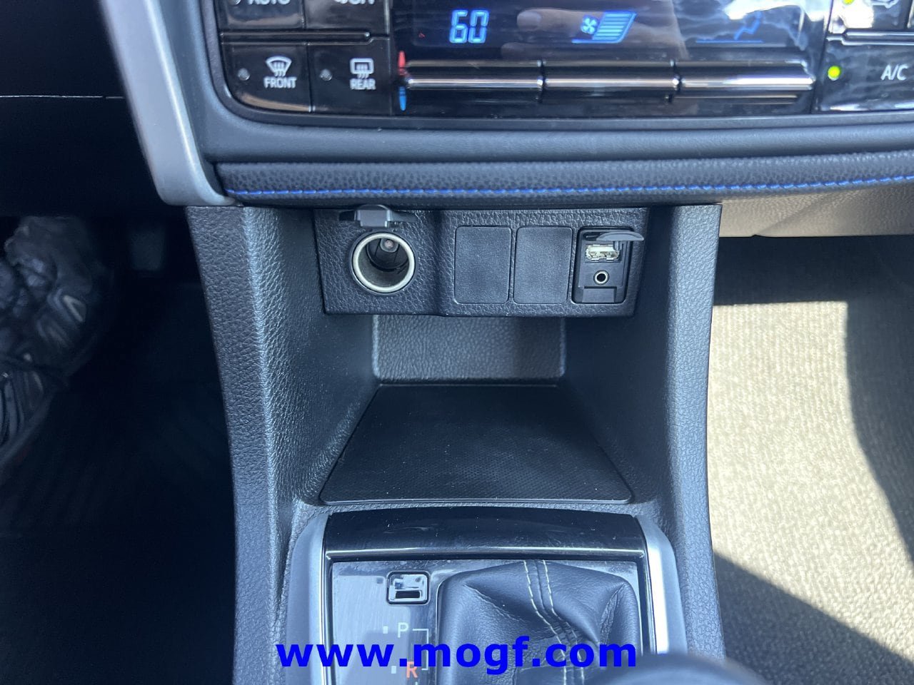 Used 2018 Toyota Corolla SE w/ SE Premium Package FWD image 10