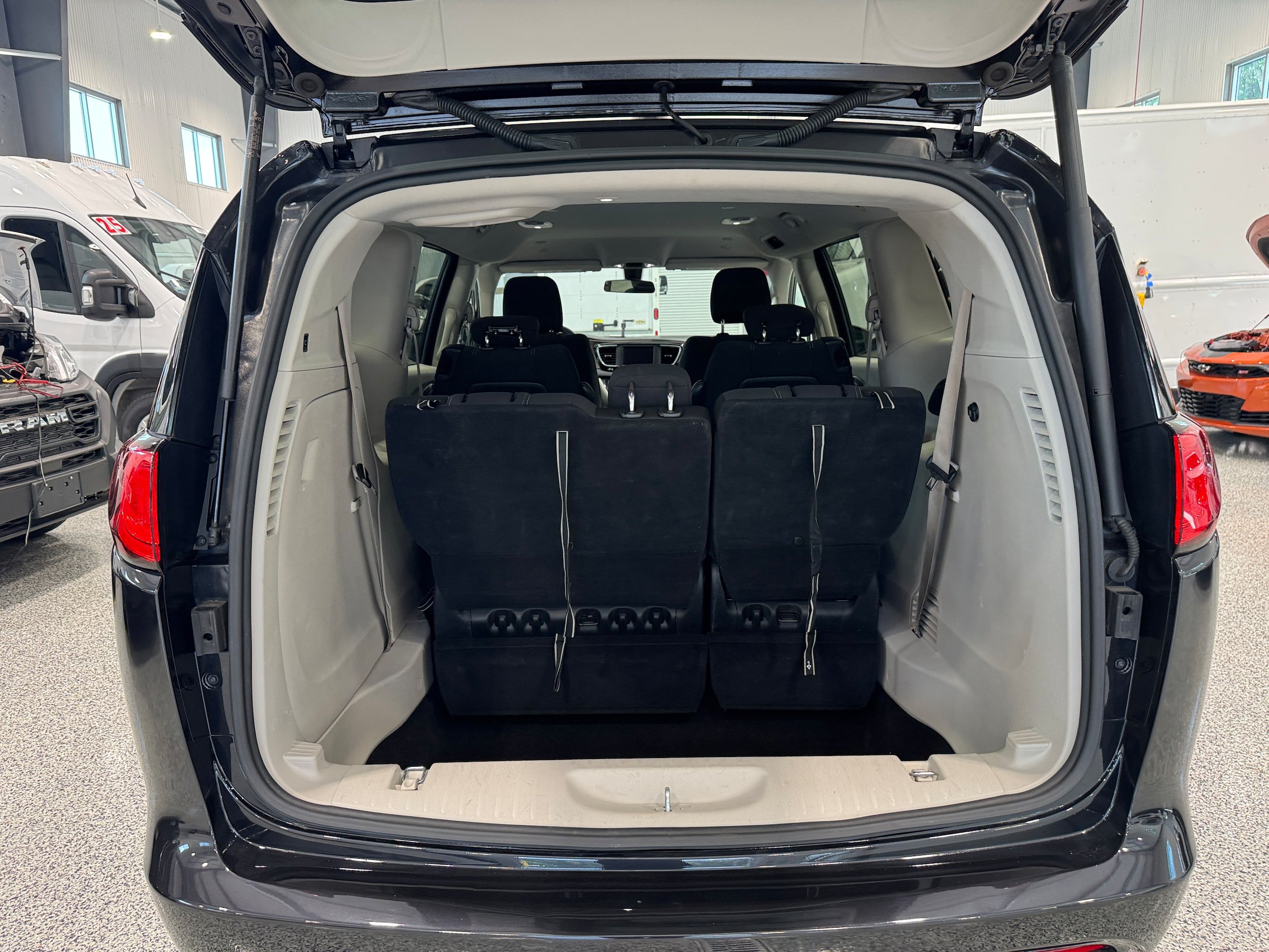 Used 2022 Chrysler Voyager LX FWD image 8