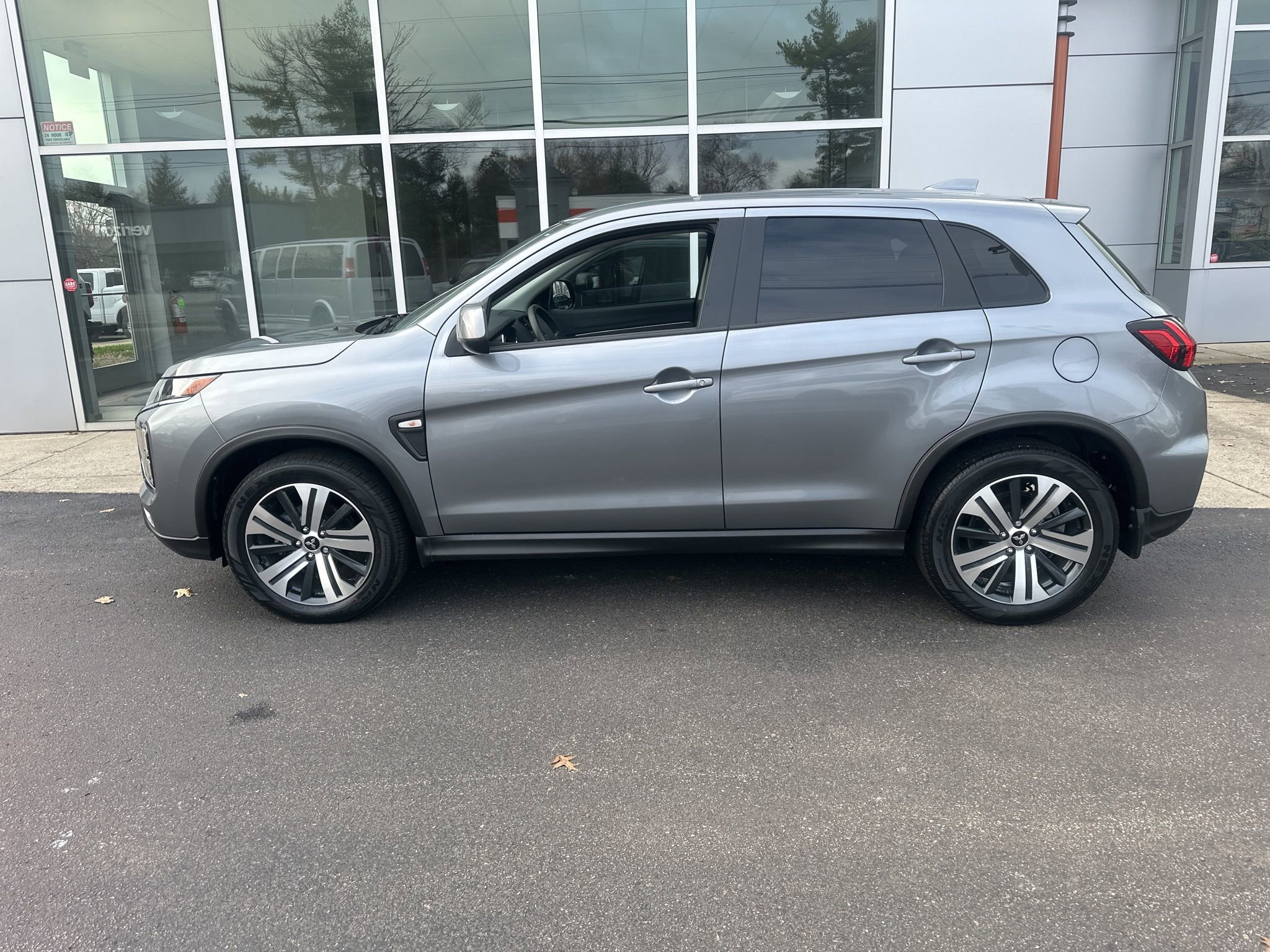 Used 2024 Mitsubishi Outlander Sport ES image 2