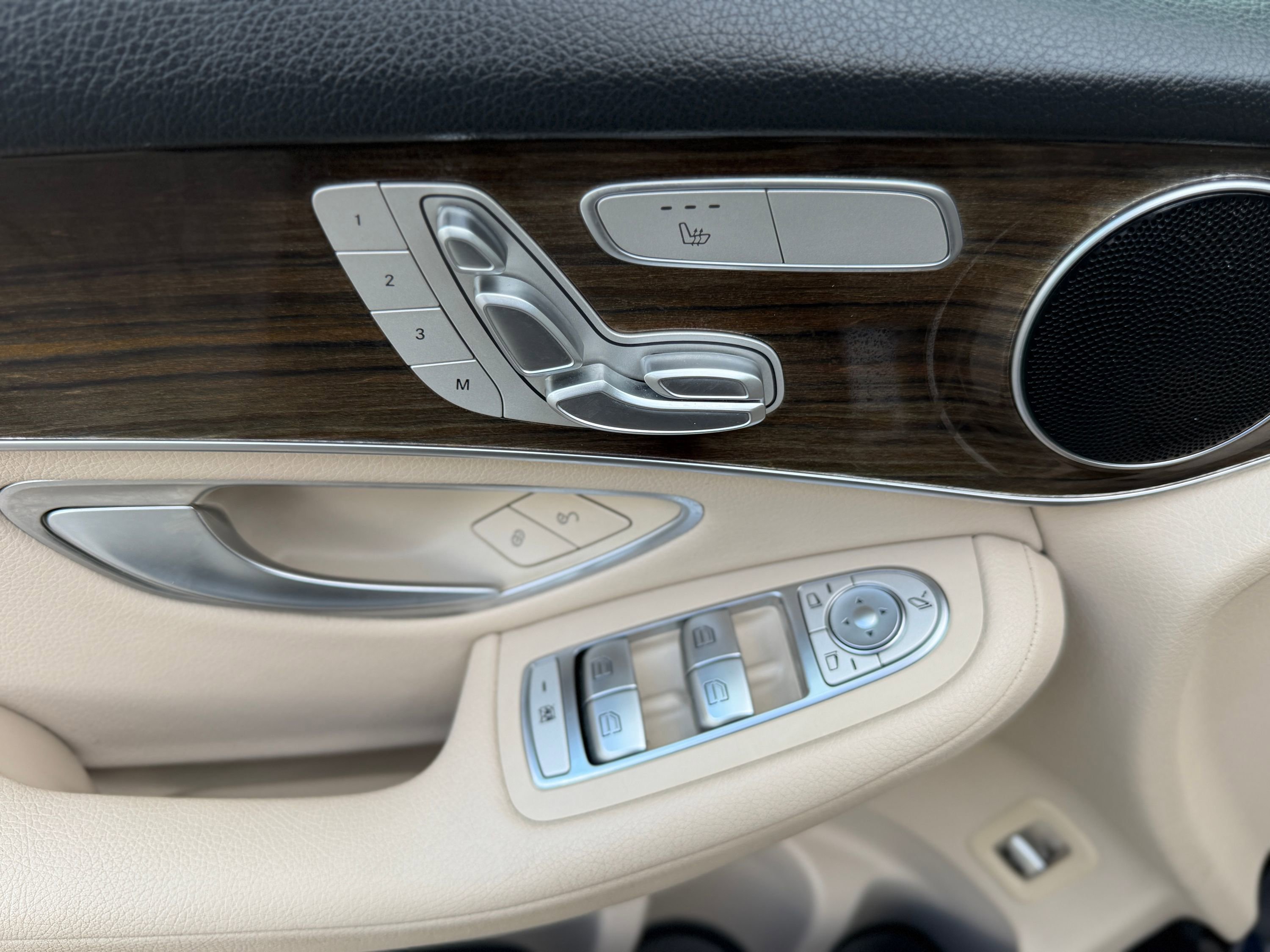 Used 2019 Mercedes-Benz GLC 300 4MATIC image 17