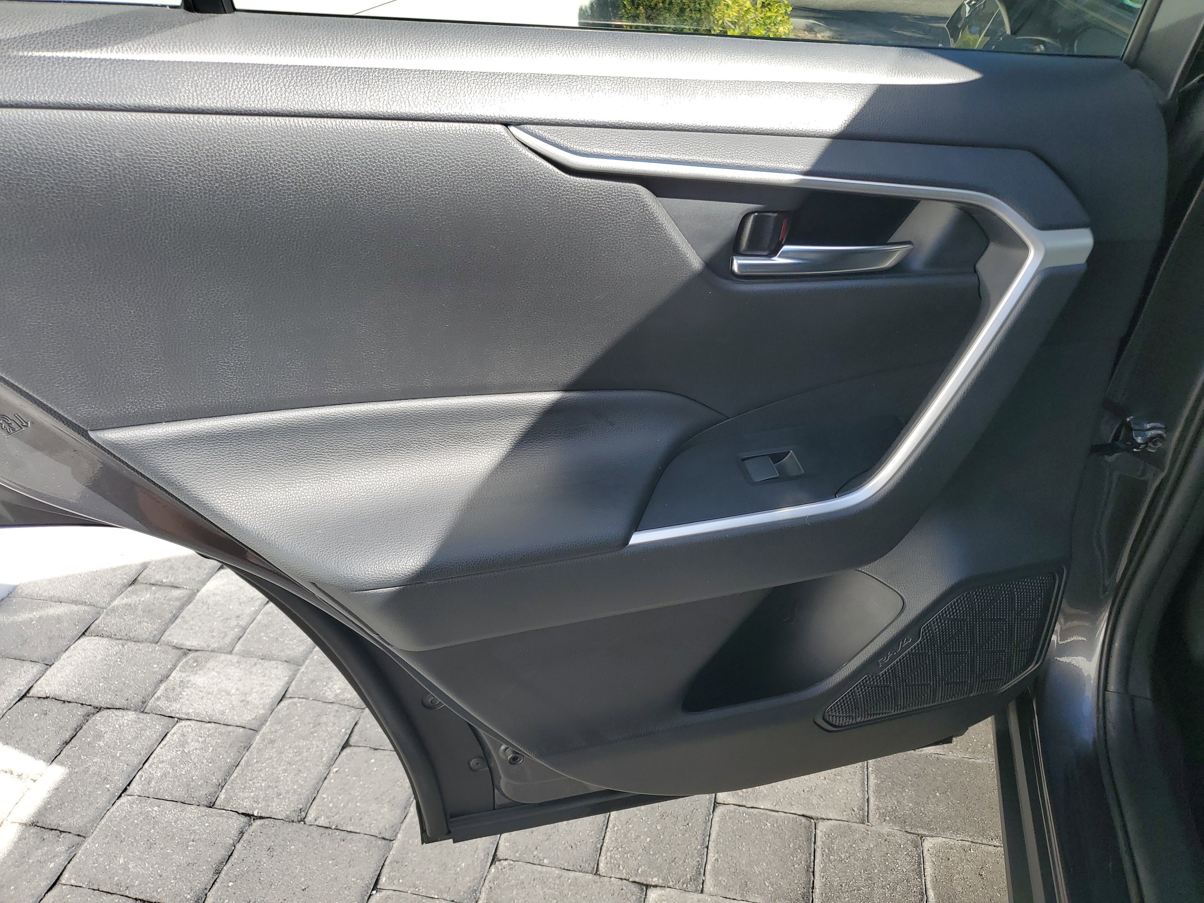 Used 2021 Toyota RAV4 XLE Premium image 11