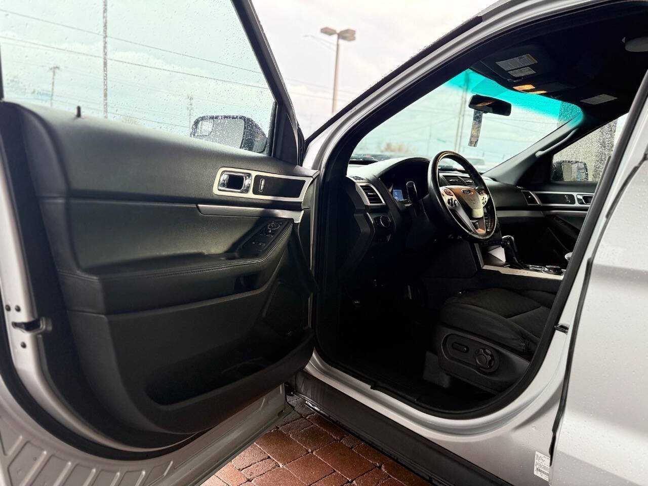 Used 2015 Ford Explorer XLT AWD/4WD image 21